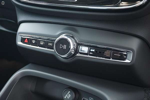 2024 Volvo XC40 Plus B4