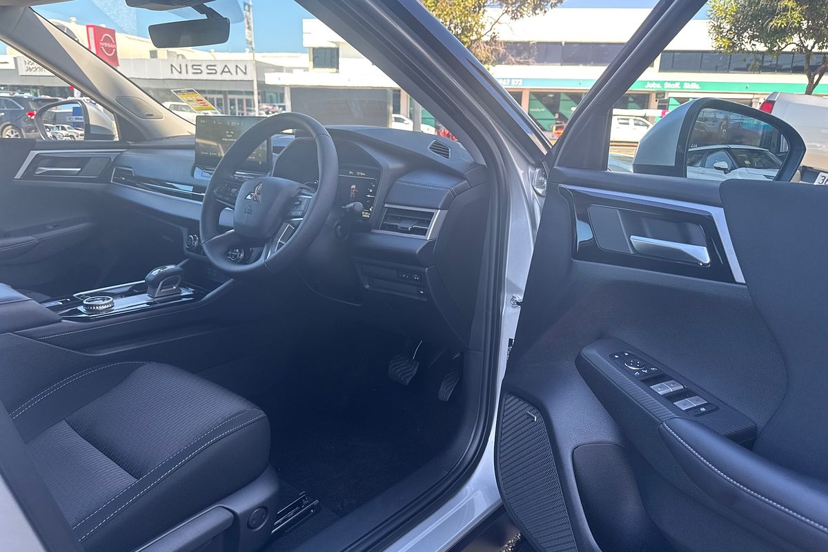 2025 Mitsubishi Outlander LS ZM