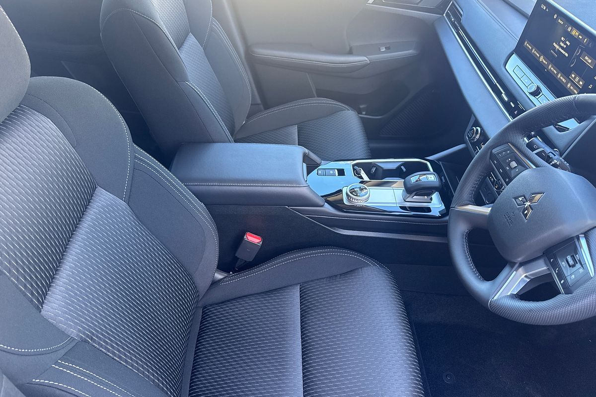 2025 Mitsubishi Outlander LS ZM