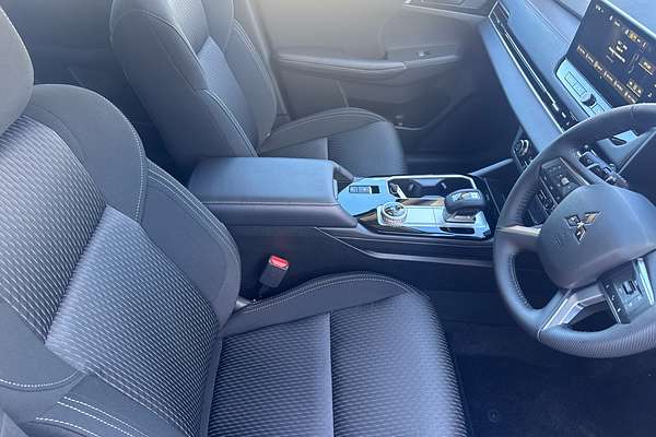 2025 Mitsubishi Outlander LS ZM