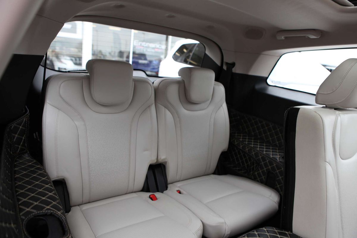 2023 Mahindra XUV700 AX7L