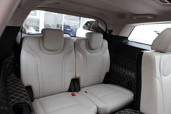 2023 Mahindra XUV700 AX7L
