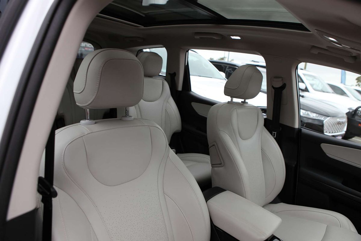 2023 Mahindra XUV700 AX7L