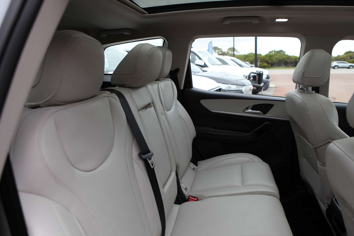 2023 Mahindra XUV700 AX7L