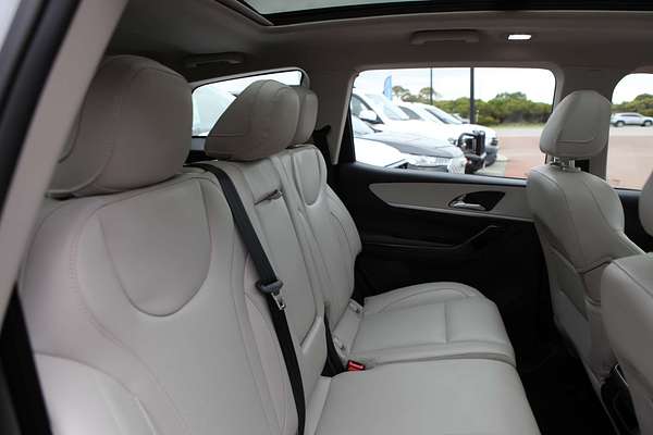 2023 Mahindra XUV700 AX7L