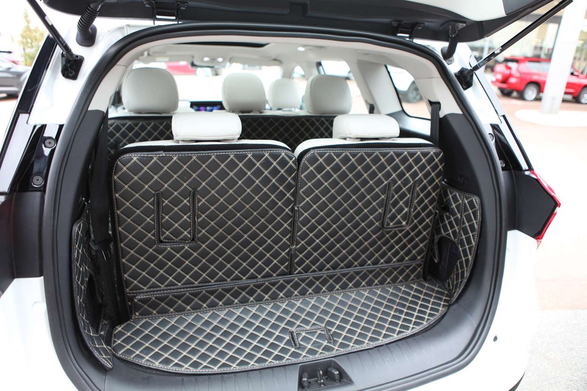 2023 Mahindra XUV700 AX7L