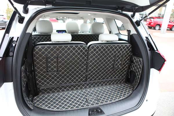 2023 Mahindra XUV700 AX7L