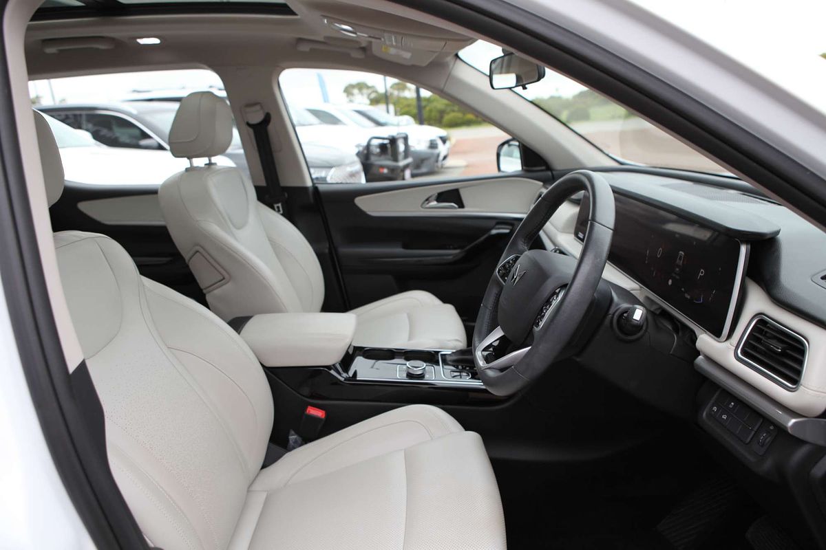2023 Mahindra XUV700 AX7L