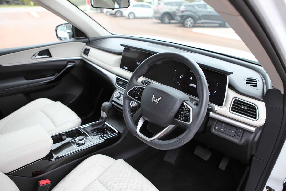 2023 Mahindra XUV700 AX7L