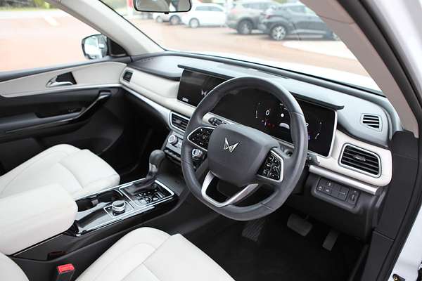 2023 Mahindra XUV700 AX7L