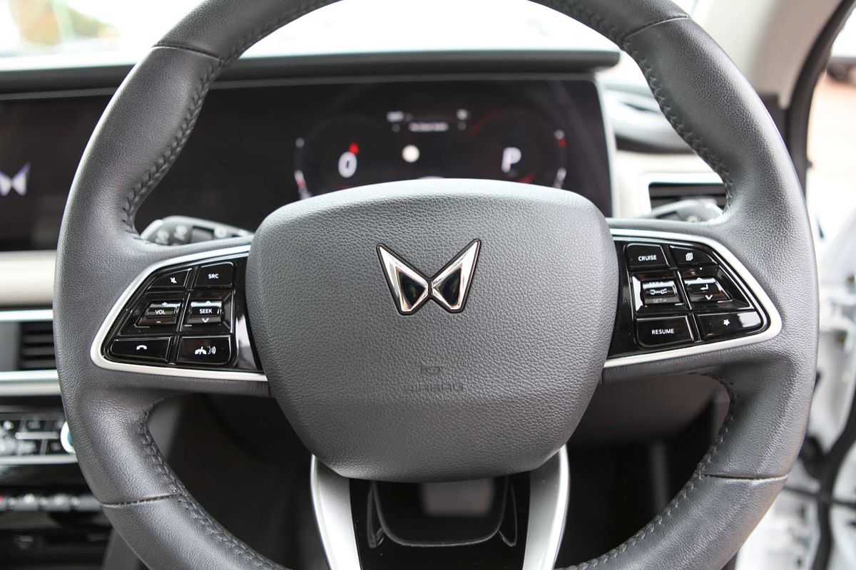 2023 Mahindra XUV700 AX7L