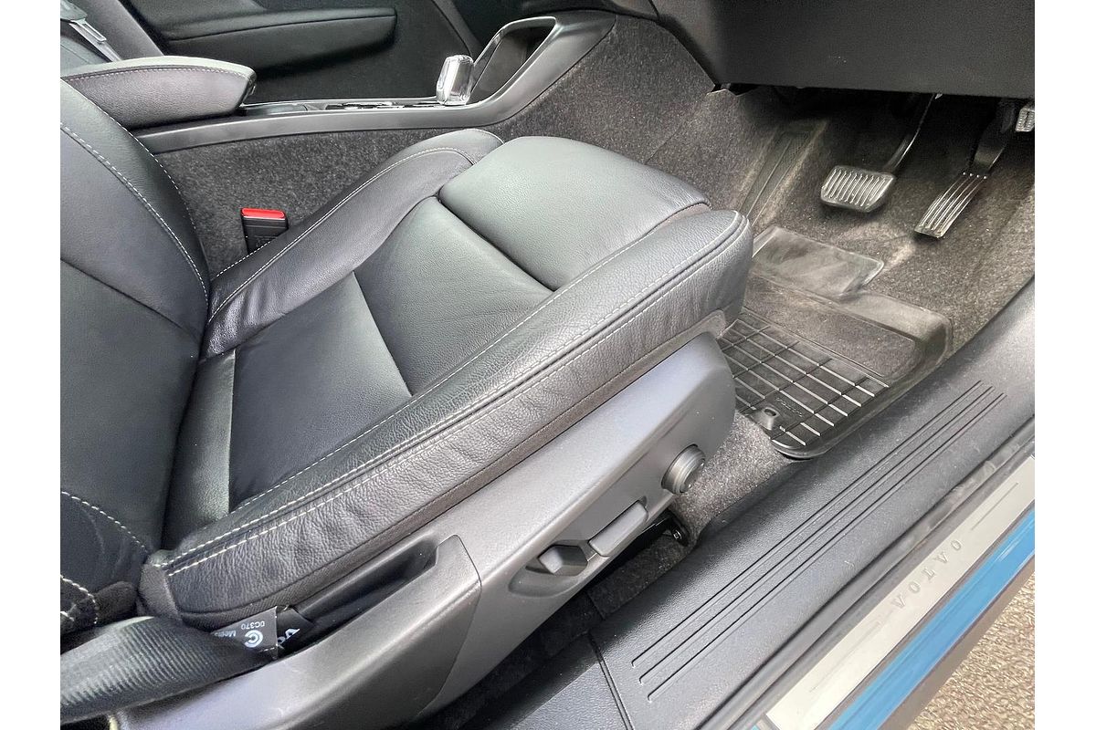 2022 Volvo XC40 Ultimate B4 Bright