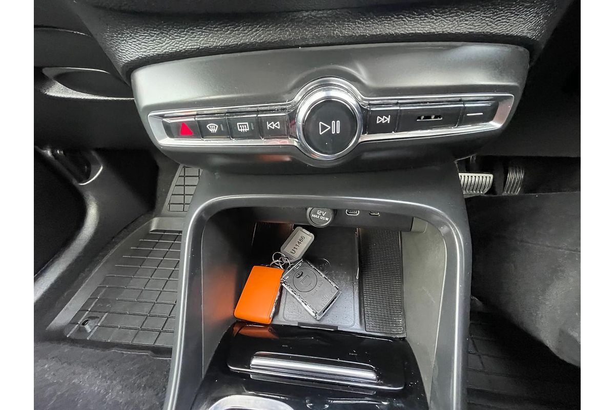 2022 Volvo XC40 Ultimate B4 Bright