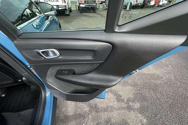 2022 Volvo XC40 Ultimate B4 Bright