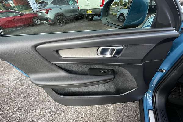 2022 Volvo XC40 Ultimate B4 Bright