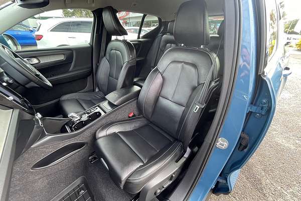 2022 Volvo XC40 Ultimate B4 Bright