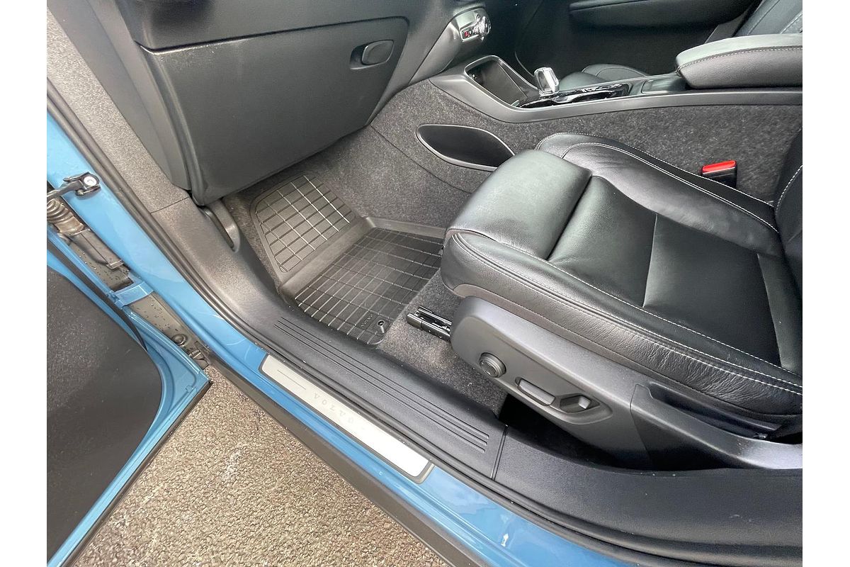 2022 Volvo XC40 Ultimate B4 Bright