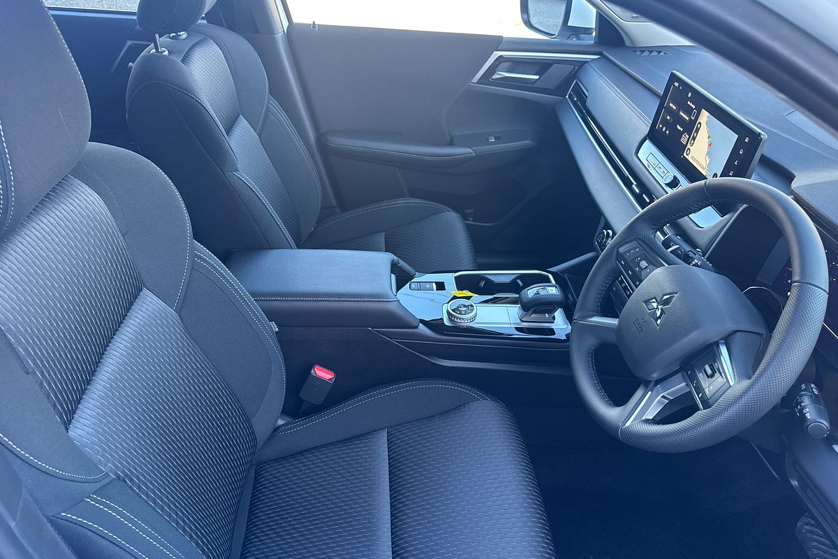 2025 Mitsubishi Outlander LS ZM
