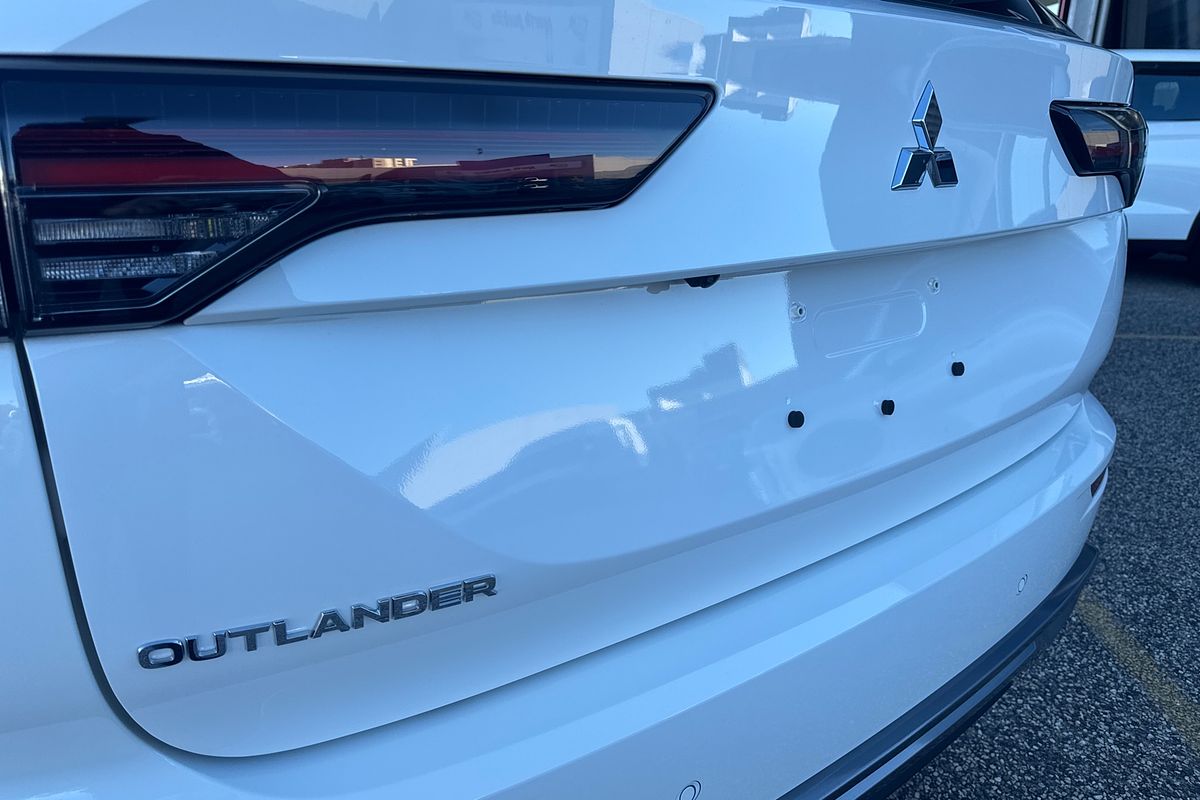 2025 Mitsubishi Outlander LS ZM