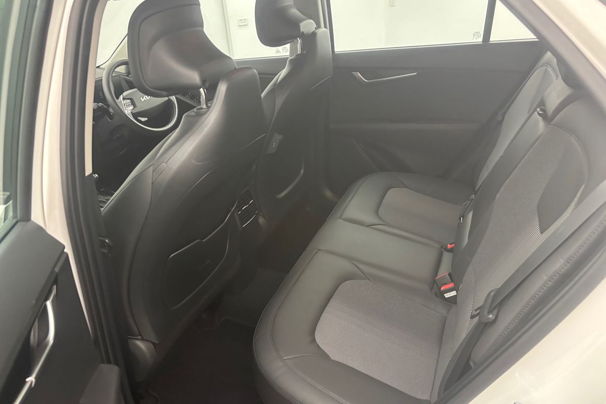 2022 Kia Niro Hybrid S DE
