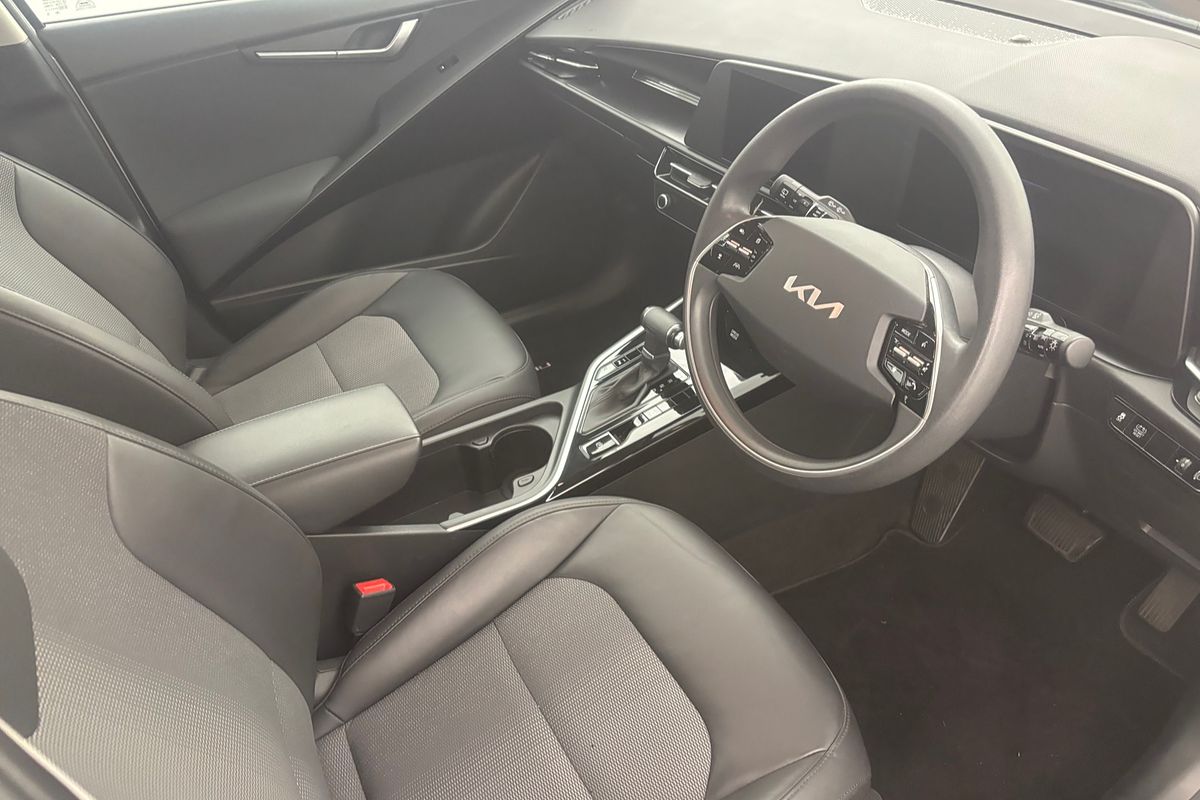 2022 Kia Niro Hybrid S DE