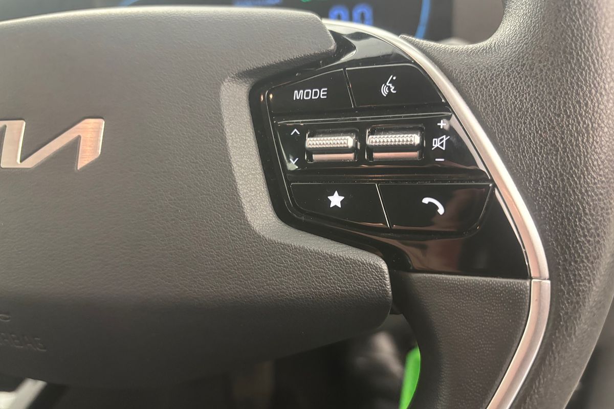 2022 Kia Niro Hybrid S DE
