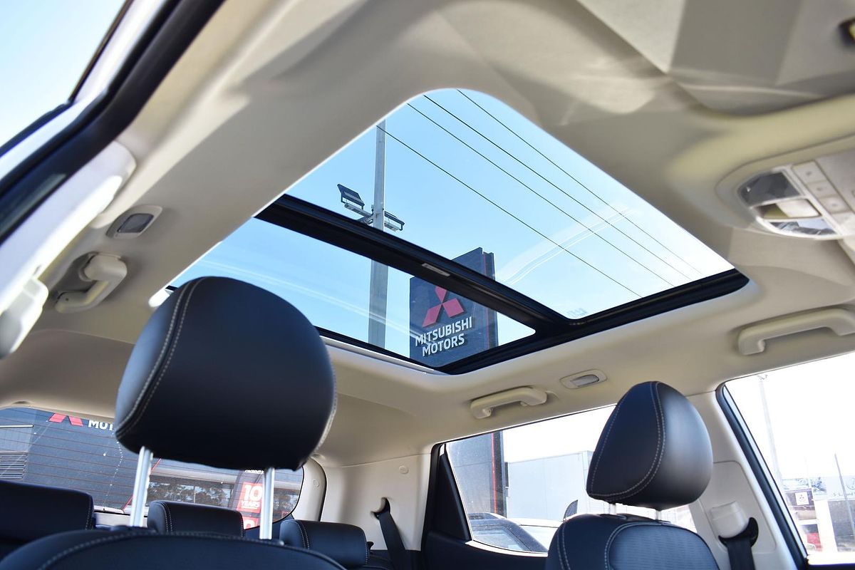 2025 Mahindra XUV3XO AX7L
