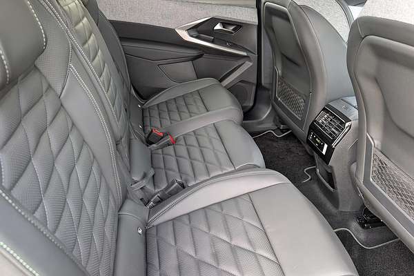 2025 Peugeot 5008 GT Premium Hybrid P74