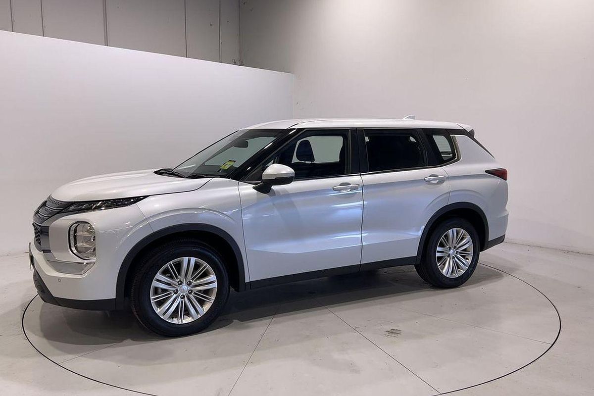 2023 Mitsubishi Outlander ES ZM