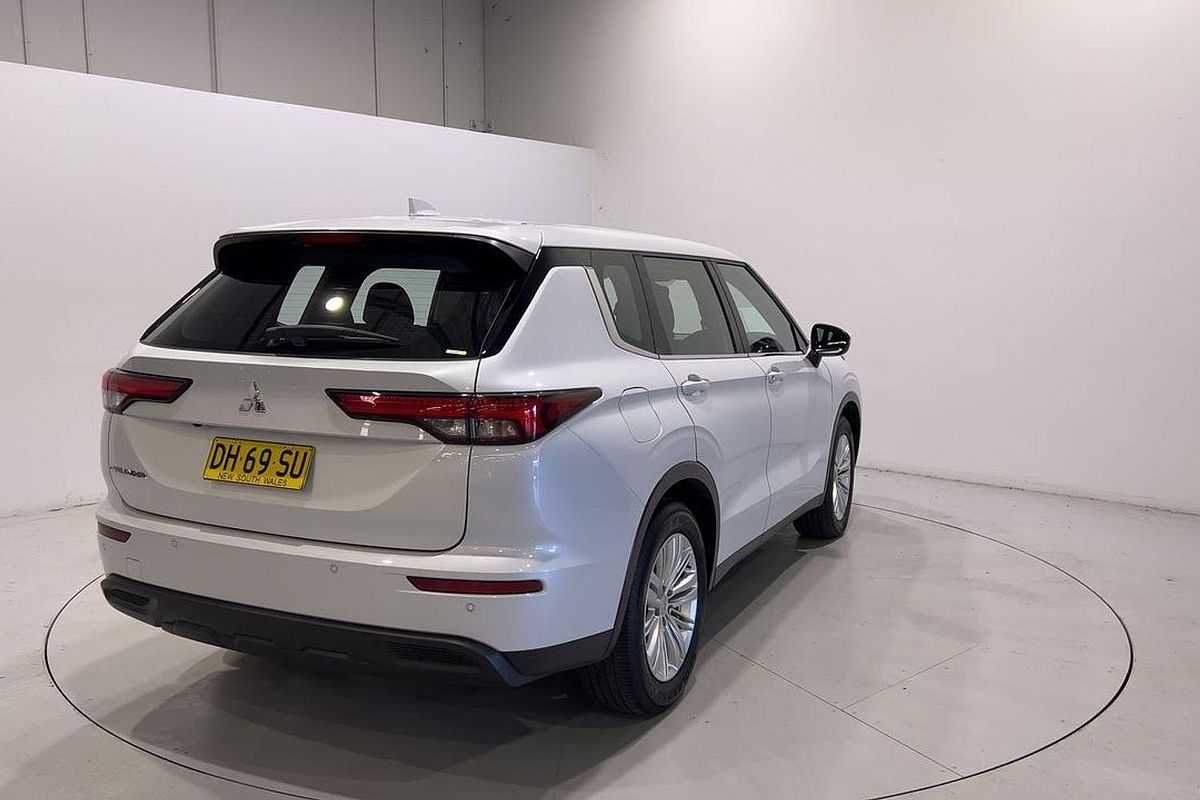 2023 Mitsubishi Outlander ES ZM