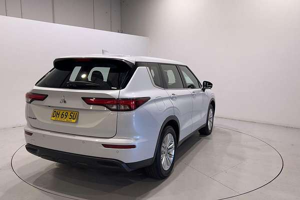 2023 Mitsubishi Outlander ES ZM