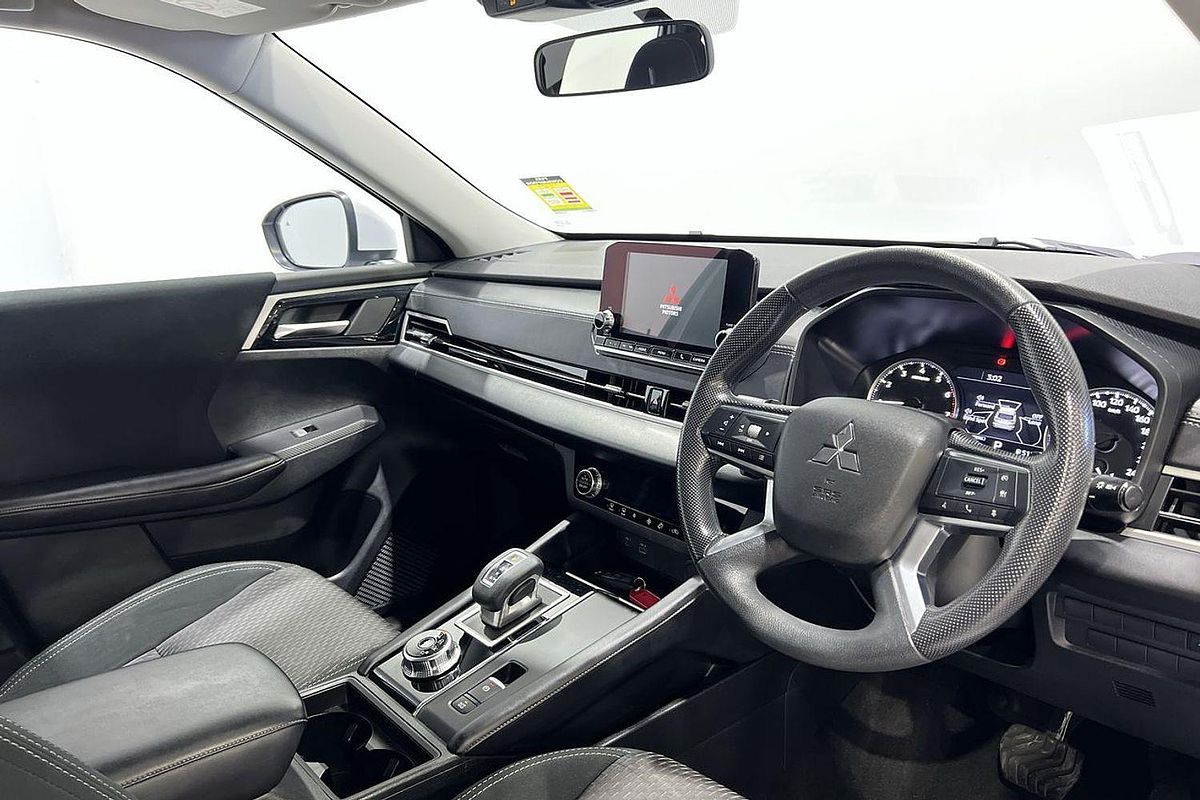 2023 Mitsubishi Outlander ES ZM