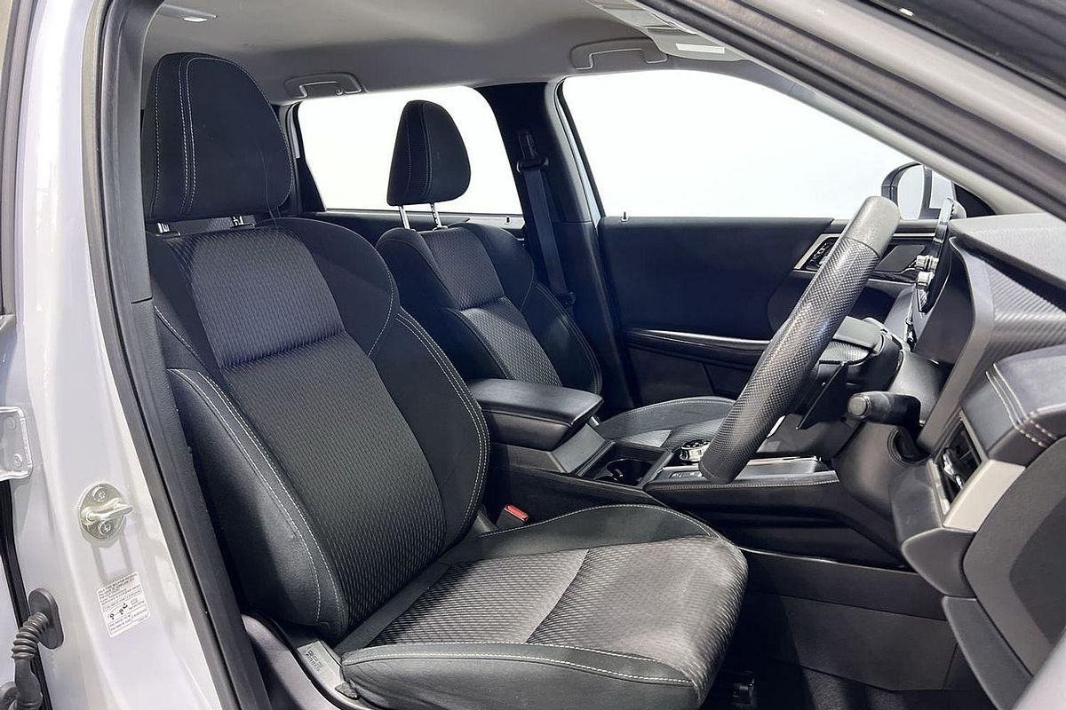 2023 Mitsubishi Outlander ES ZM