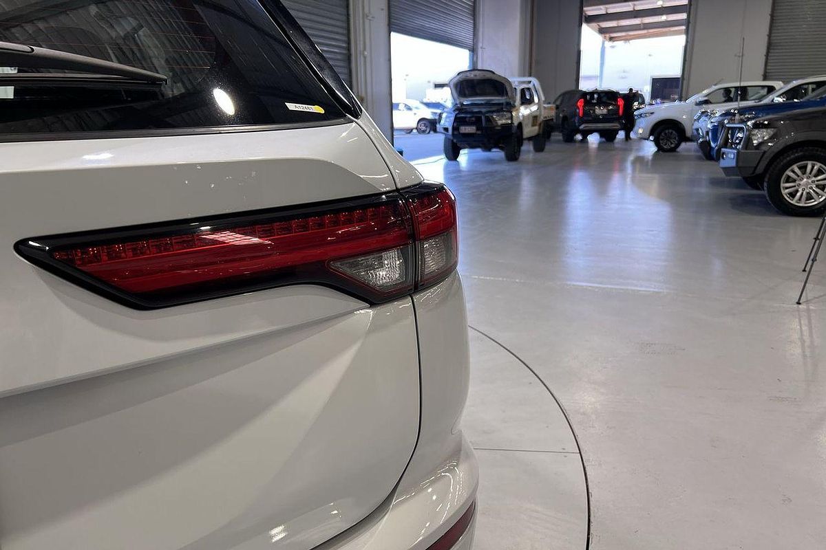 2023 Mitsubishi Outlander ES ZM