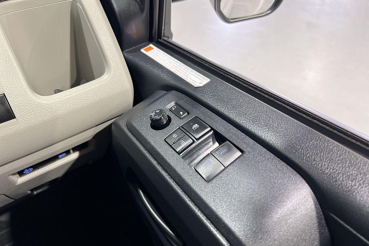 2023 Toyota Hiace Commuter GDH322R