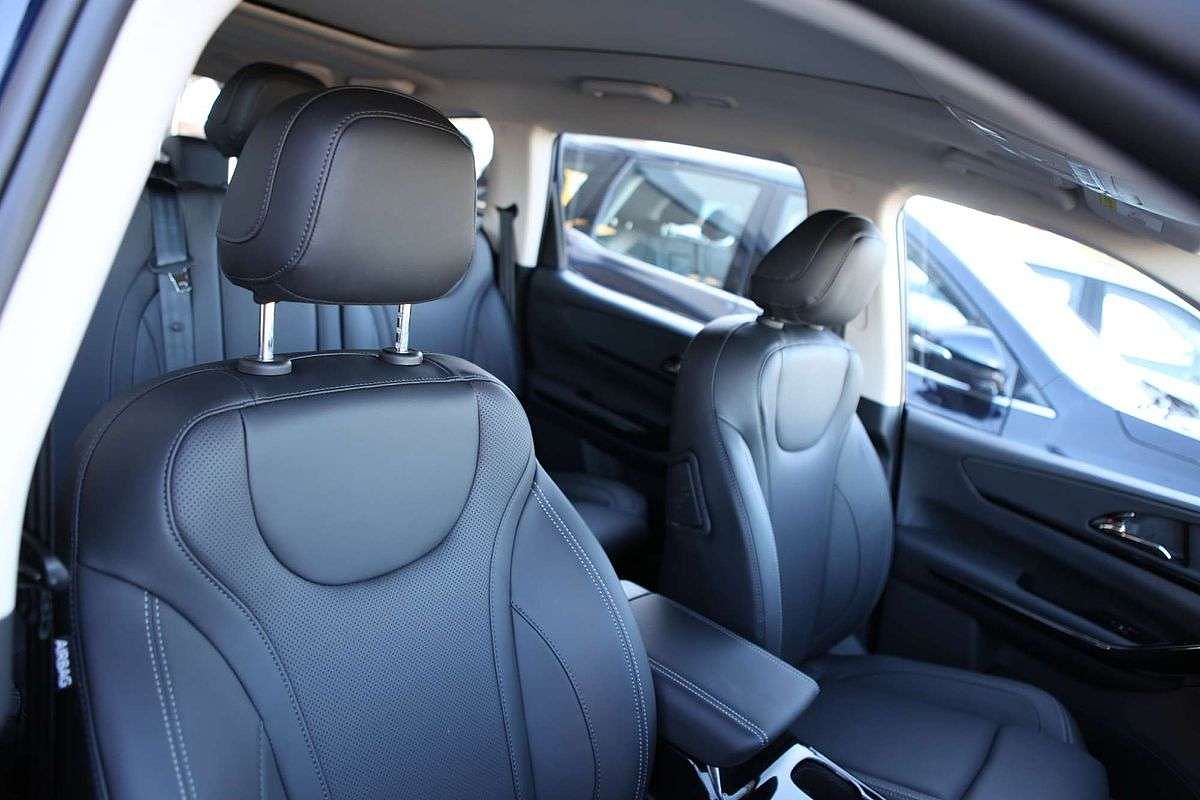 2025 Mahindra XUV700 AX7L