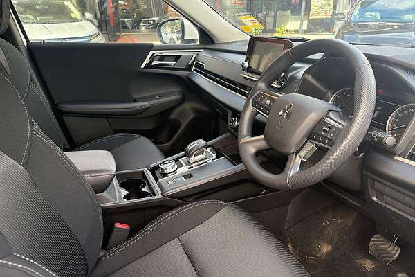 2025 Mitsubishi Outlander ES ZM