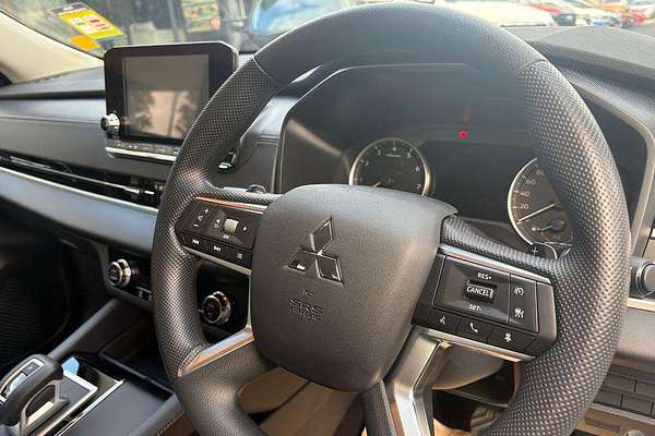 2025 Mitsubishi Outlander ES ZM