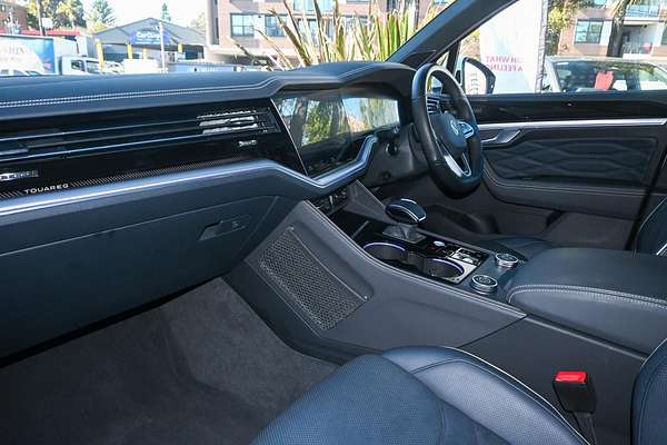 2024 Volkswagen Touareg 210TDI R-Line RC