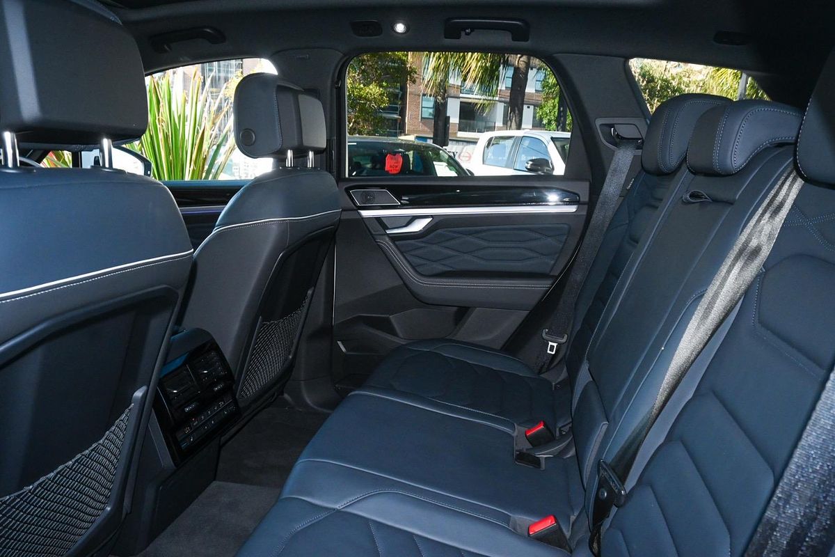 2024 Volkswagen Touareg 210TDI R-Line RC