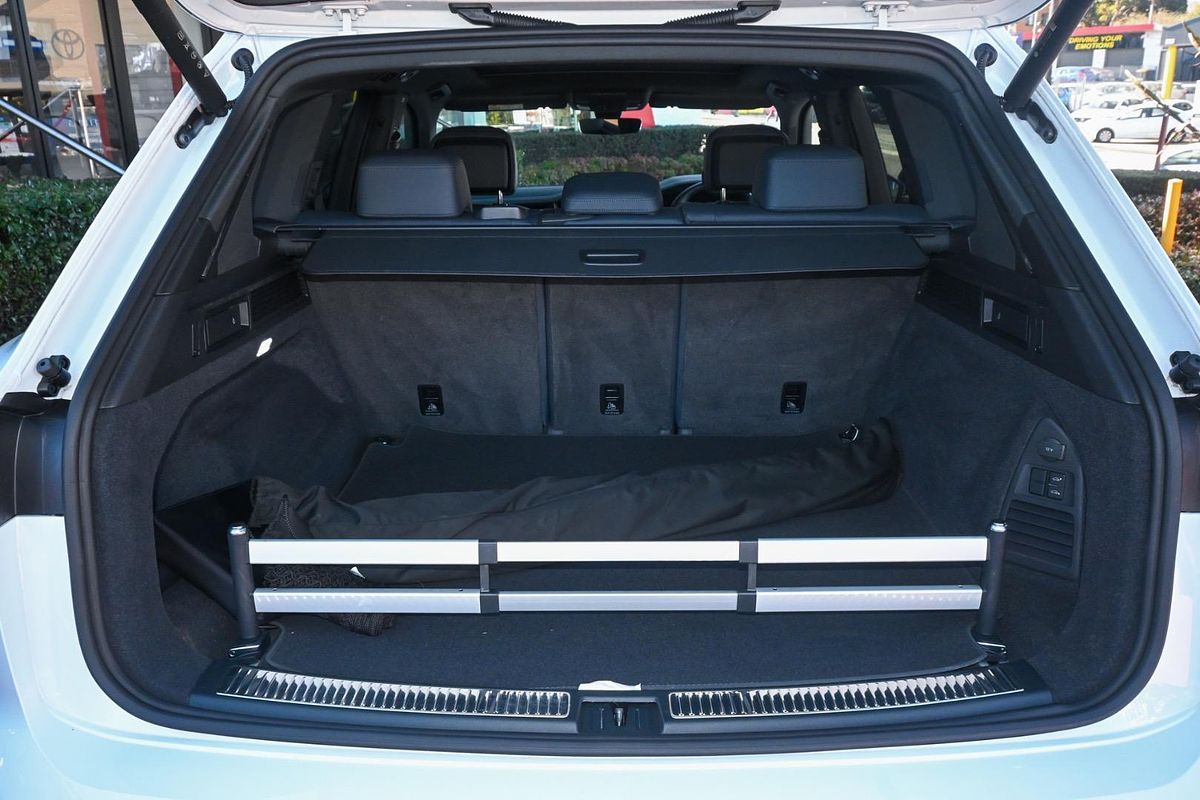 2024 Volkswagen Touareg 210TDI R-Line RC