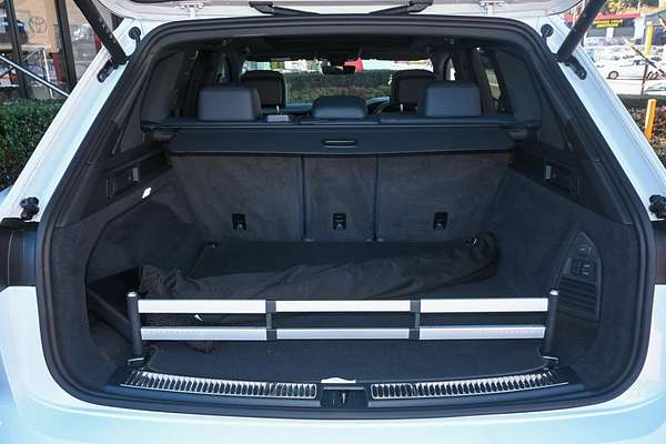 2024 Volkswagen Touareg 210TDI R-Line RC