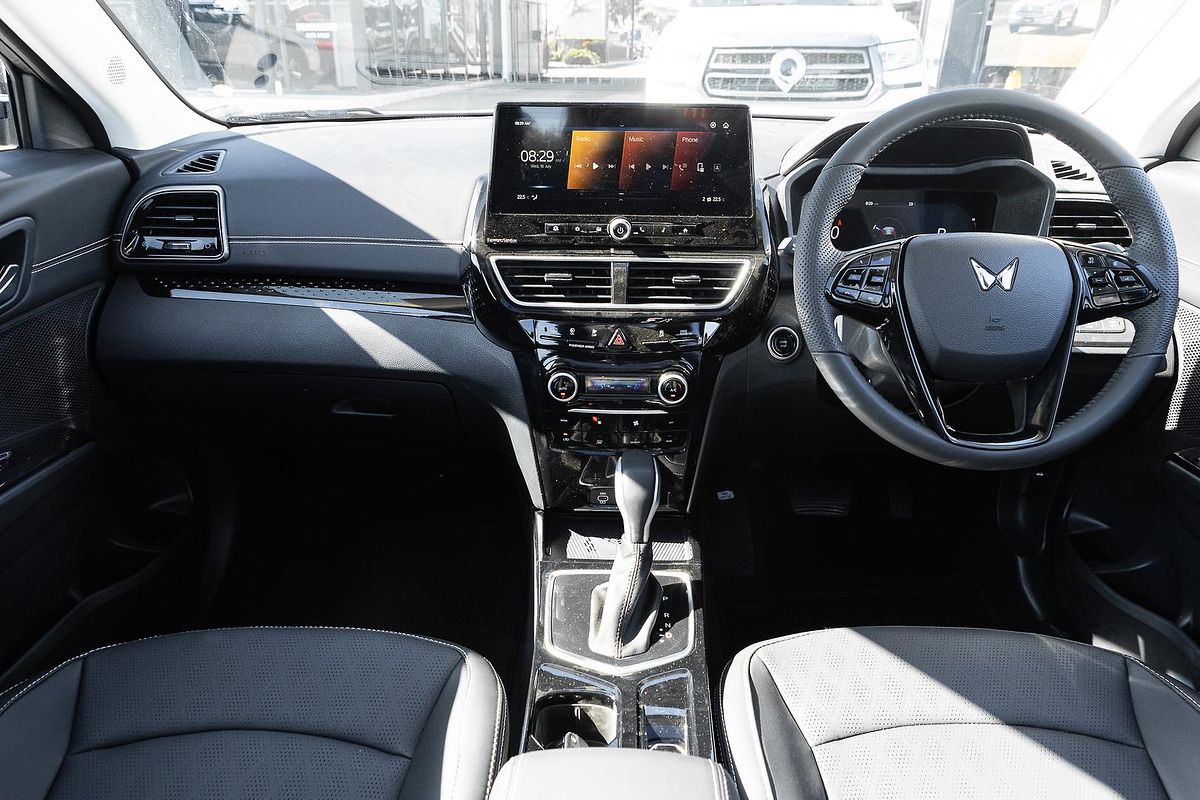 2025 Mahindra XUV3XO AX7L