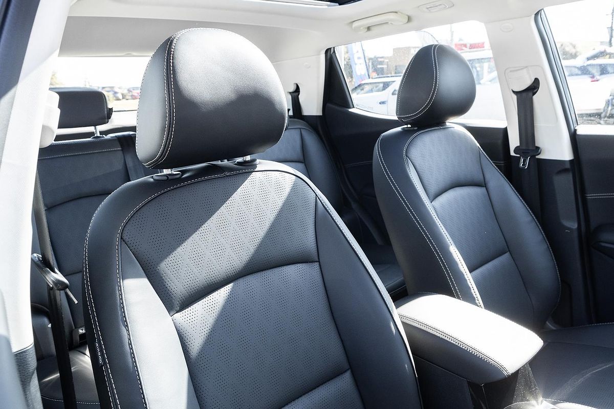 2025 Mahindra XUV3XO AX7L