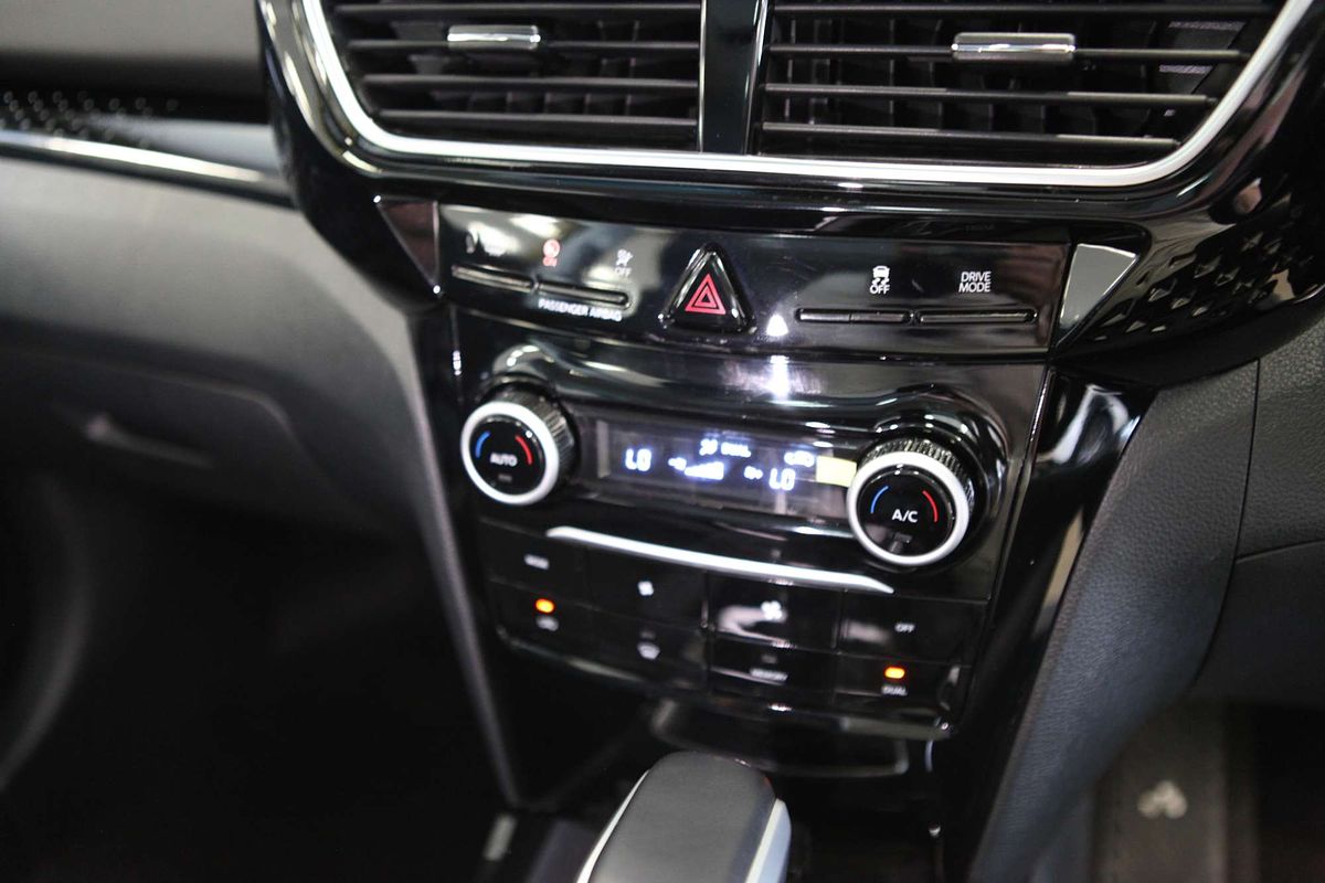 2025 Mahindra XUV 3XO AX7L