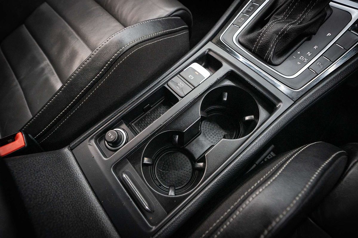 2015 Volkswagen Golf R Wolfsburg Edition 7