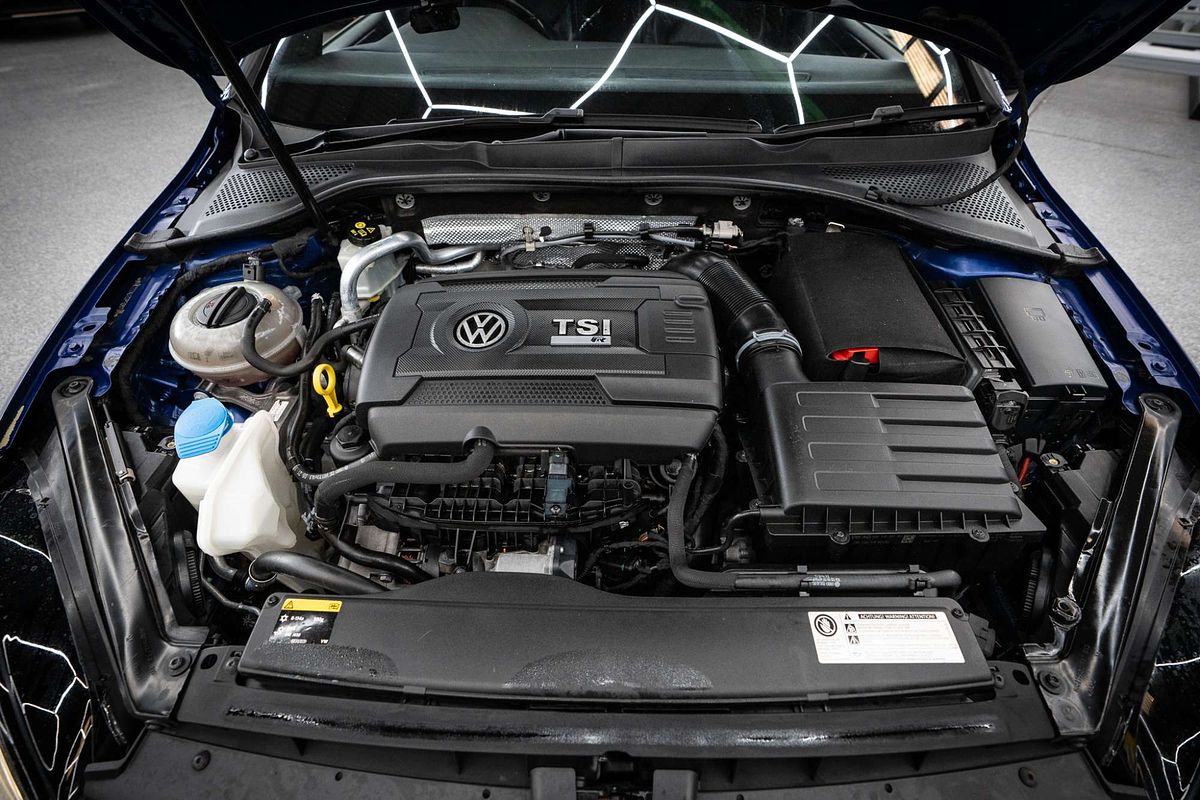 2015 Volkswagen Golf R Wolfsburg Edition 7