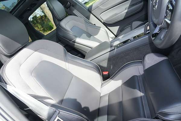 2021 Volvo XC60 B6 R-Design