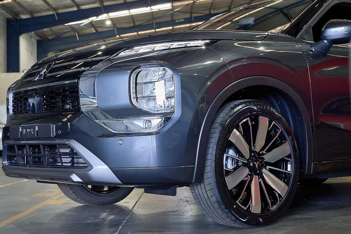 2025 Mitsubishi Outlander Exceed Tourer ZM