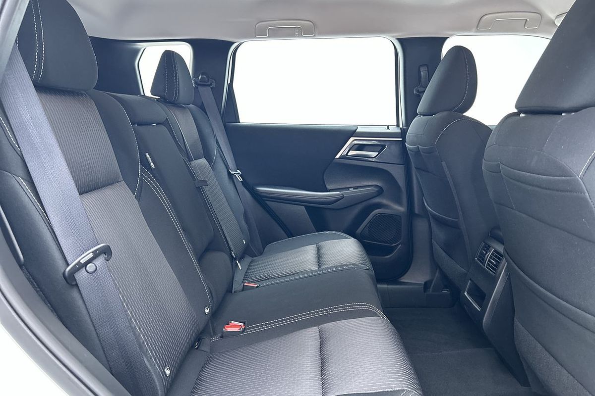 2024 Mitsubishi Outlander ES ZM